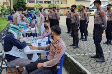 Personel Polda Sulut lakukan pengamanan TPS jalani tes cepat