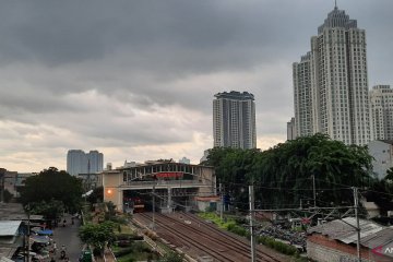 BMKG ingatkan potensi hujan disertai angin siang ini di Jakarta