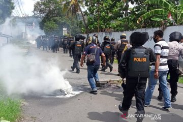 Empat polisi dan satu wartawan terluka dalam kericuhan di Sorong