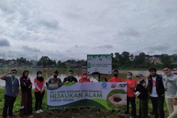 Hijaukan Danau Sipin, Jasa Raharja Jambi tanam puluhan bibit pohon buah