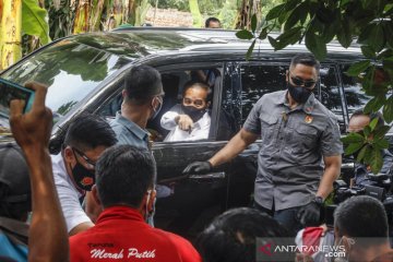 Presiden Jokowi bagikan masker untuk warga Rumpin Bogor