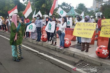 Puluhan emak-emak di Surabaya gelar aksi bela Wali Kota Risma