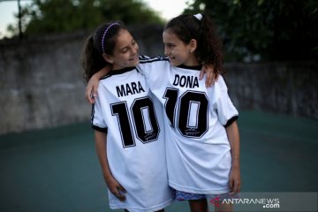 Maradona diabadikan si kembar Mara dan Dona