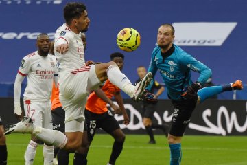 Lyon gasak 10 pemain Reims 3-0 di Groupama
