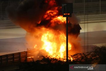 Terlibat kecelakaan, mobil pembalap F1 Haas Romain Grosjean hangus terbakar