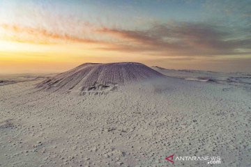 Pemandangan gunung berapi berselimut salju di China