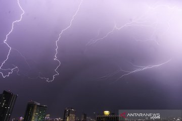 Waspadai hujan petir dan angin kencang  Jumat pagi di Jakarta