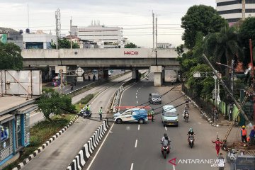 Arus lalin di Jalan Matraman Raya terhalang kabel listrik