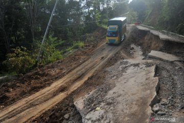 Sejumlah titik jalan di kawasan Geopark Silokek kondisinya rusak berat