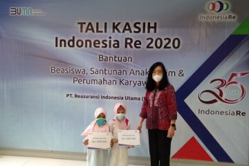 Sambut HUT ke-35, Indonesia Re berikan beasiswa dan santunan kepada anak yatim