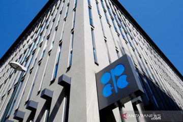 Minyak turun, OPEC+ tingkatkan pasokan di tengah keraguan permintaan