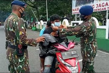 Brimob Polda Malut sosialisasi prokes dan membagikan masker di Ternate