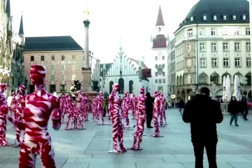 Ada 111 boneka merah putih terpajang di Marienplatz Munich