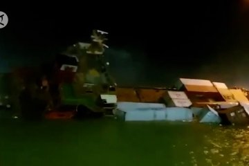 Kapal bermuatan ratusan kontainer tenggelam di Teluk Lamong
