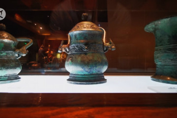 Mengunjungi museum barang perunggu terbesar di China