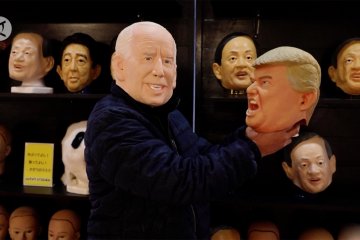 Produsen topeng Jepang mencampakkan Trump, merangkul Biden