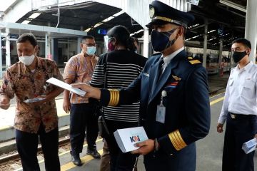 PT KAI Daop 2 bagikan 1.000 masker kepada penumpang