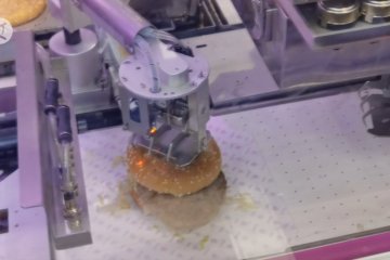 Robot koki pintar mampu buat hamburger dalam 20 detik