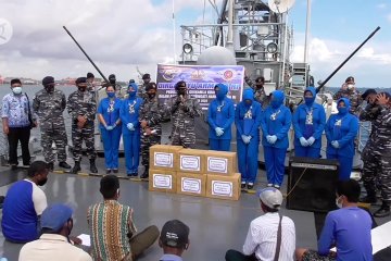 TNI AL bagikan ratusan paket sembako kepada nelayan Pulau Ngenang