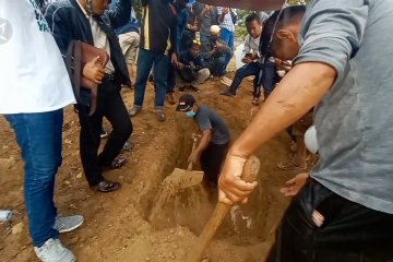 Keluarga bongkar kembali makam terduga MIT Poso