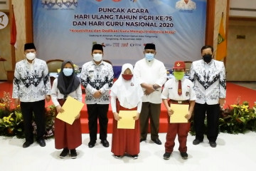PGRI Kota Tangerang salurkan 2000 paket bantuan untuk guru dan siswa