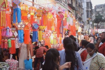 Festival Diwali buat warga Mumbai datangi pasar di tengah pandemi