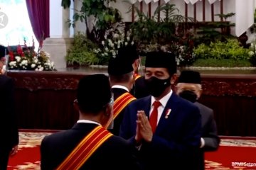 Presiden Jokowi menganugerahkan Tanda Jasa dan Kehormatan kepada 71 tokoh