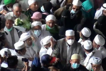 Simpatisan sambut kedatangan Rizieq Shihab di Bandara Soetta