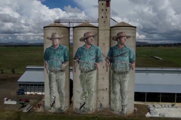 Gambar pencari air menghiasi menara silo di Australia