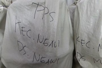 KPUD Ngawi distribusikan logistik APD Pilkada 2020 ke PPK