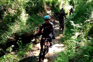 Memadukan wisata perkebunan dengan olahraga sepeda gunung