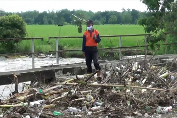 Tumpukan sampah dan pengerjaan tanggul, penyebab banjir Desa Banjarsari Madiun