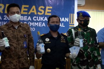 Bea Cukai Medan sita ribuan botol miras dari pabrik ilegal