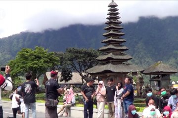 Libur panjang, kunjungan wisata di Ulun Danu Bali tembus 5.000