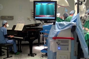 Proses operasi tumor dengan alunan piano