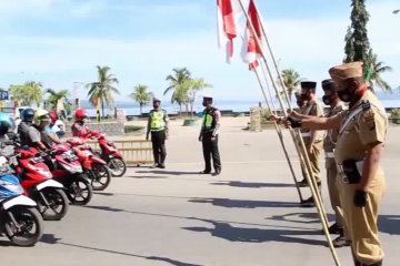 Bersenjatakan bambu runcing, petugas lakukan operasi yustisi di Baubau