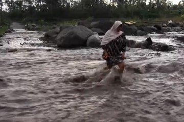 Lahar dingin Semeru putuskan jalan penghubung kecamatan di Lumajang