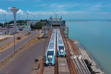 Simak cara kereta lintasi laut menggunakan kapal feri