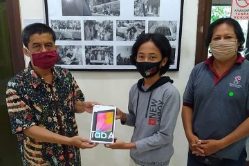 Anak wartawan Bali terima Gawai Pendidikan HUT Ke-83 LKBN ANTARA