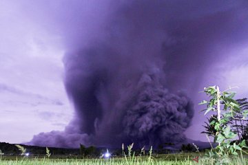 Guguran awan panas Semeru meluncur hingga sejauh 3.000 meter