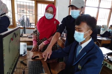 Dukung digitalisasi sekolah, Indonesia Re sumbang komputer