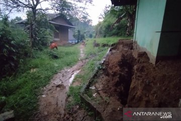 Seratusan kepala keluarga di terpaksa mengungsi akibat longsor