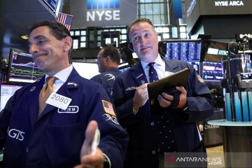 Wall Street menguat didorong vaksin, S&P 500 ditutup di atas 3.700