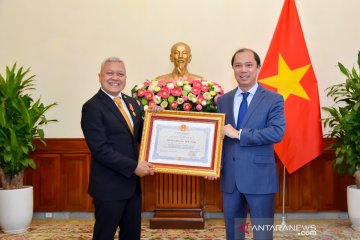 Dubes RI terima anugerah "Friendship Order" dari Presiden Vietnam