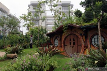 Taman nuansa rumah Hobbit di hunian vertikal