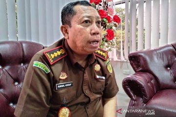 Kejari Aceh Barat serahkan sepucuk pistol hasil kejahatan ke polisi