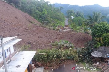 Jalan utama lintas selatan Bandung-Garut di Talegong tertutup longsor