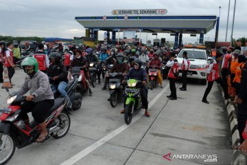 Pemotor paksa masuk tol Semayang karena jalan raya terendam banjir