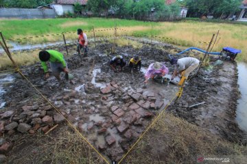 Ekskavasi bangunan diduga candi