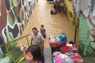 Warga di Medan sebahagian mengungsi akibat meluapnya Sungai Deli